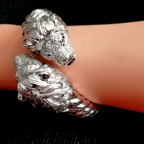 Macy’s Fine Jewelry 925 Silver Cuff Bracelet Hinged Heavy Lion Heads 70 grams - Picture 2 of 8